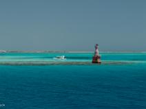 Bateau ancré dans un attol pour réparation des toilettes, nous donne l'ccasion de faire du PMT