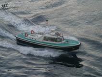 151_5195 Vedette qui vient r�cup�rer le pilote du port