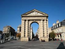 100_0038 Porte d'Aquitaine, avec la rue Sainte Catherine derri�re