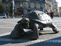 100_0040 Statue sur la place de la Victoire