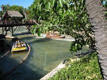 100_0459 Claude dans le bateau qui passe au fond (avec le chapeau)