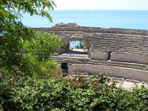 100_0510 Vue sur l'amphith�atre Romain depuis la rue au dessus