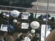 IMG_2316 jeu de miroir avec le toit, la terrasse su laquelle mange les tourristes sur le port.