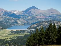 Lac des Bouillouses depuis le Roc de la Calme, Au fond le Grand Peric (au Centre) et le petit Peric (à droite)