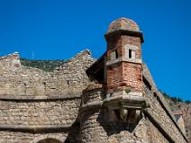 Echaugette L'echaudette est une guérite de briques ou de Bois, parfois de pierres assemblées à joints vifs sans mortier, destinée à servir de poste de guet. Elle est...