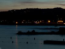 Des pécheurs à la nuit tombée